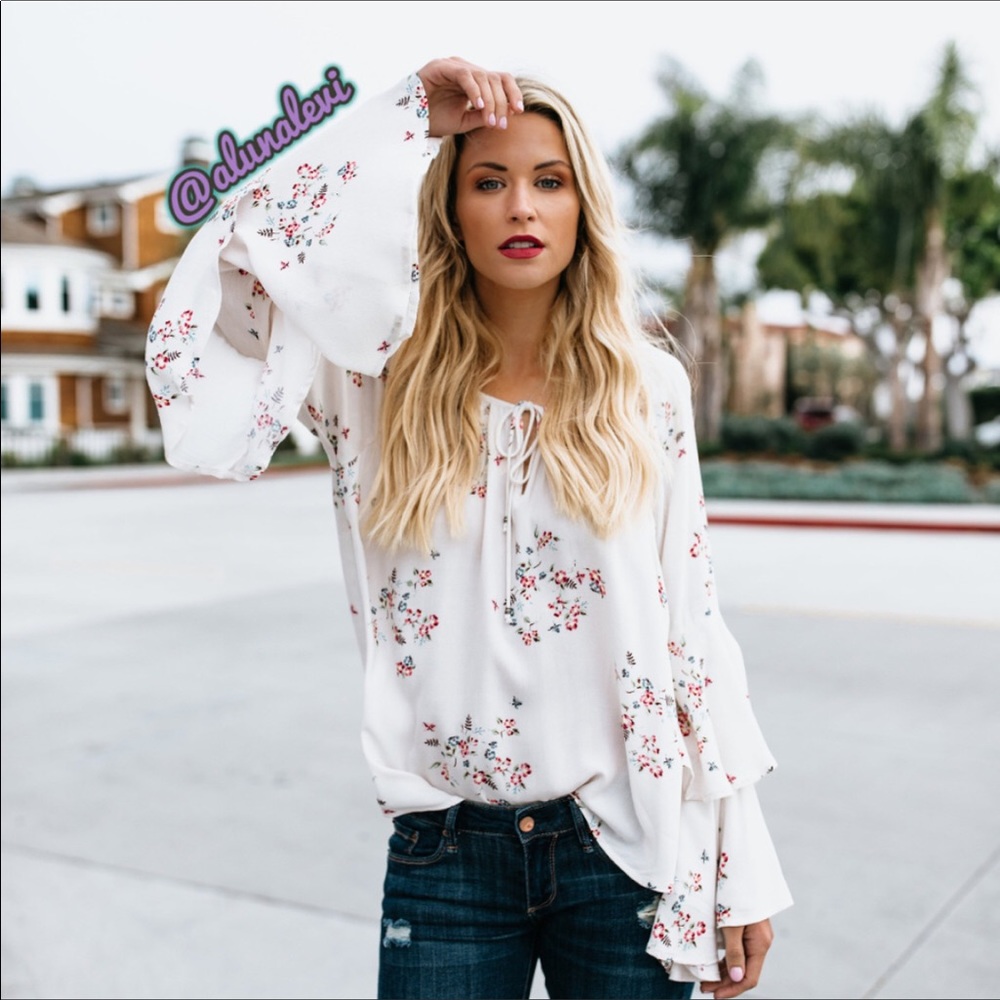 ❗️Sale ❗️ ' Floral Printed Flare Sleeve Blouse - Picture 3 of 8